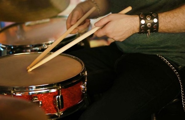 cách cầm gậy và đánh trống