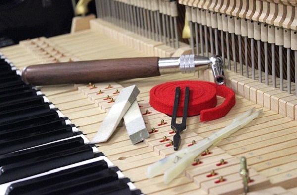 công cụ cần thiết để lên dây đàn piano