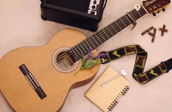 đàn guitar cổ điển