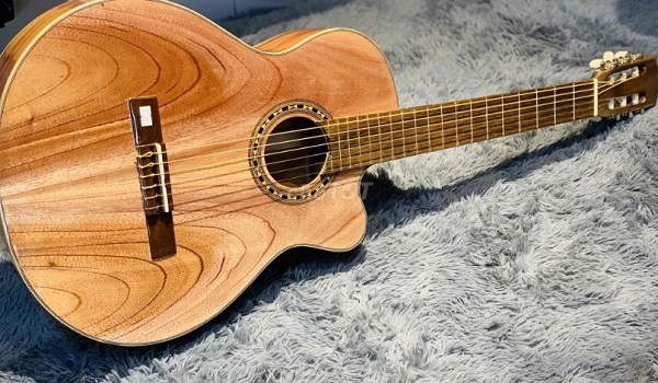 đàn guitar cổ điển