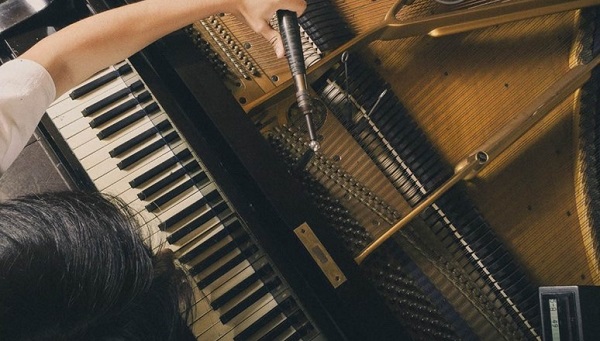kiểm tra và điều chỉnh dây đàn piano