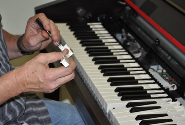nguyên nhân phím đàn piano điện bị dính