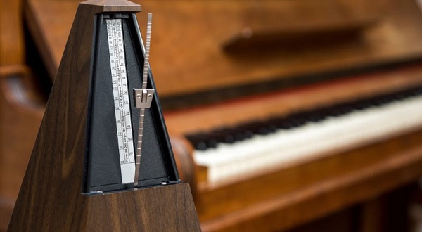 sử dụng máy đếm nhịp piano vào biểu diễn trực tiếp