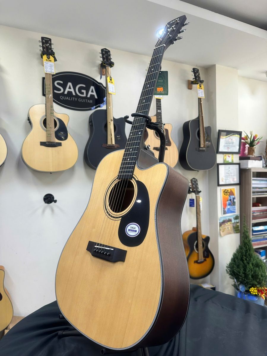 Đàn guitar Saga SF600C