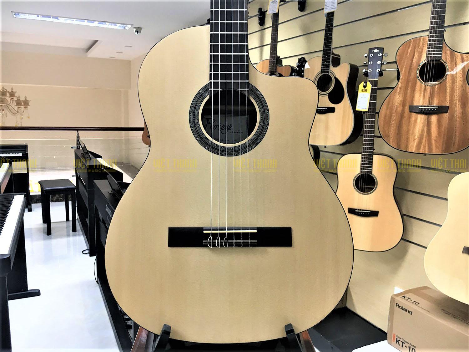 Đàn guitar Cordoba C1MCE được thiết kế dáng khuyết
