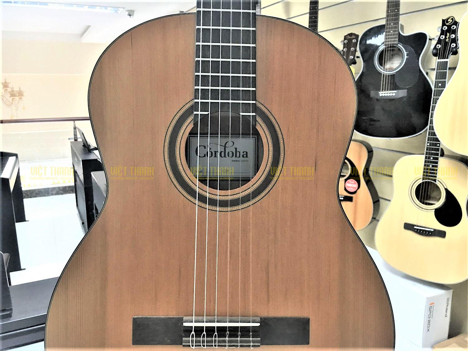 Cordoba C3M có Màu sắc tự nhiên 100%