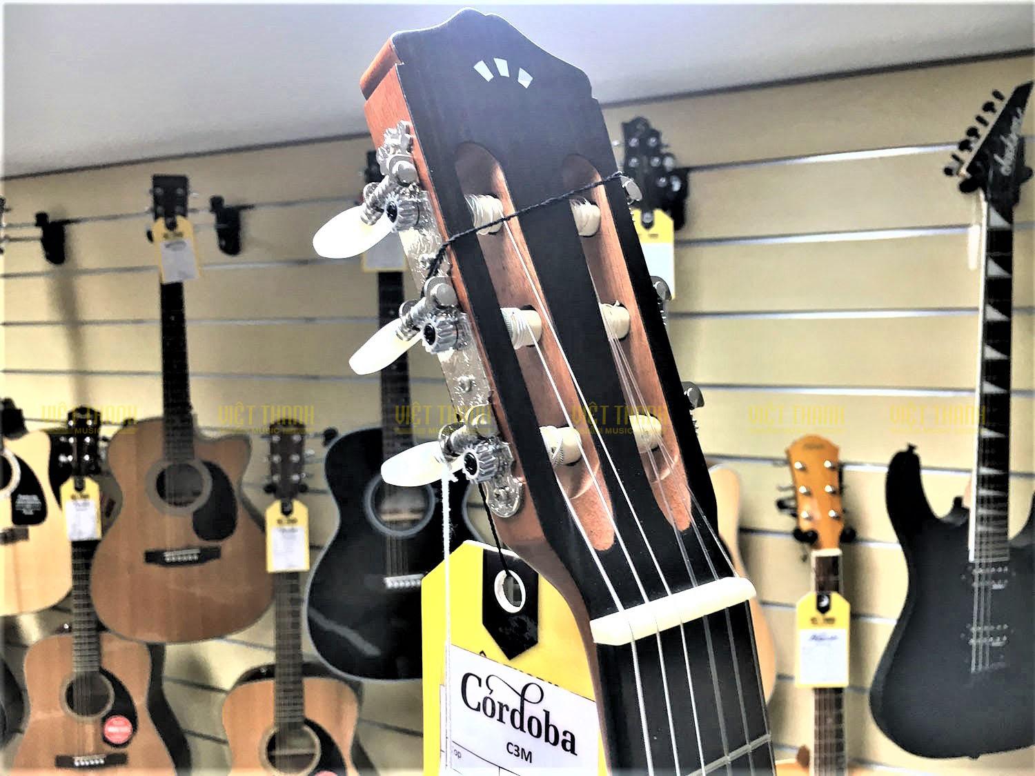 Cần đàn Cordoba C3M làm từ gỗ nato