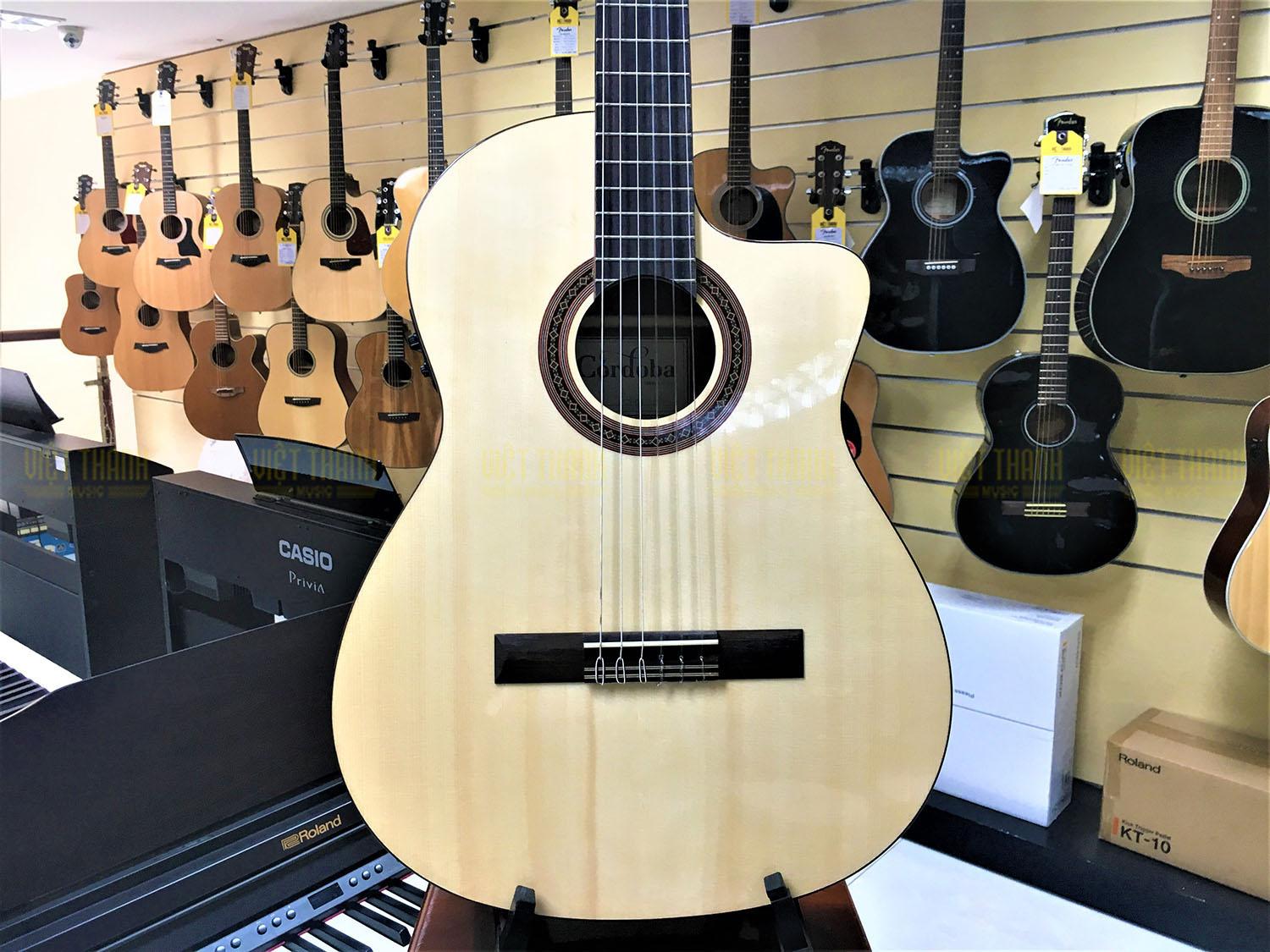 Đàn guitar Cordoba C5-CE SP được thiết kế theo kiểu dáng khuyết