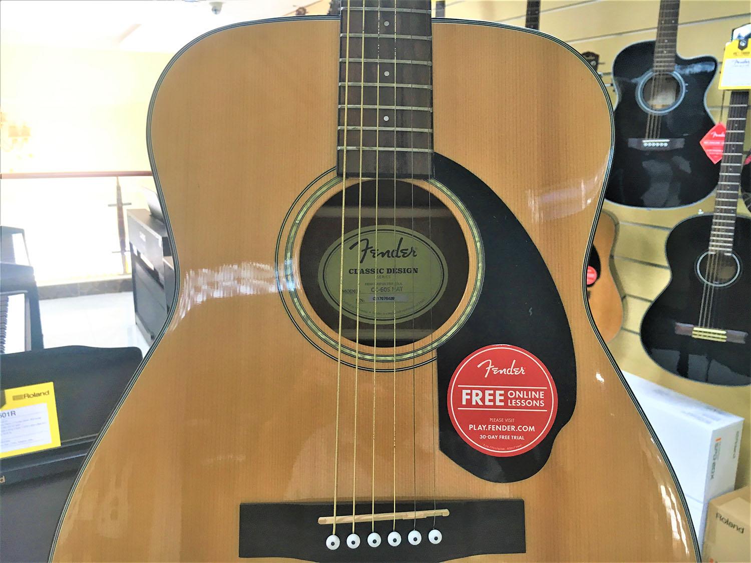 mặt trước đàn được là từ gỗ vân sam nguyên khối