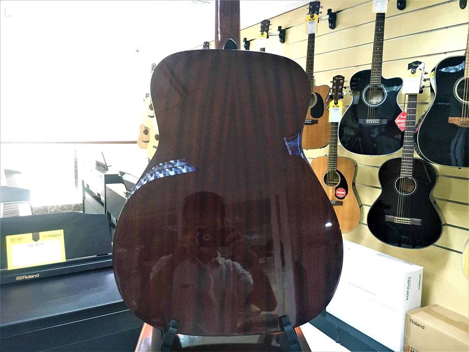 Mặt sau và hai bên hông đàn được làm từ gỗ gụ