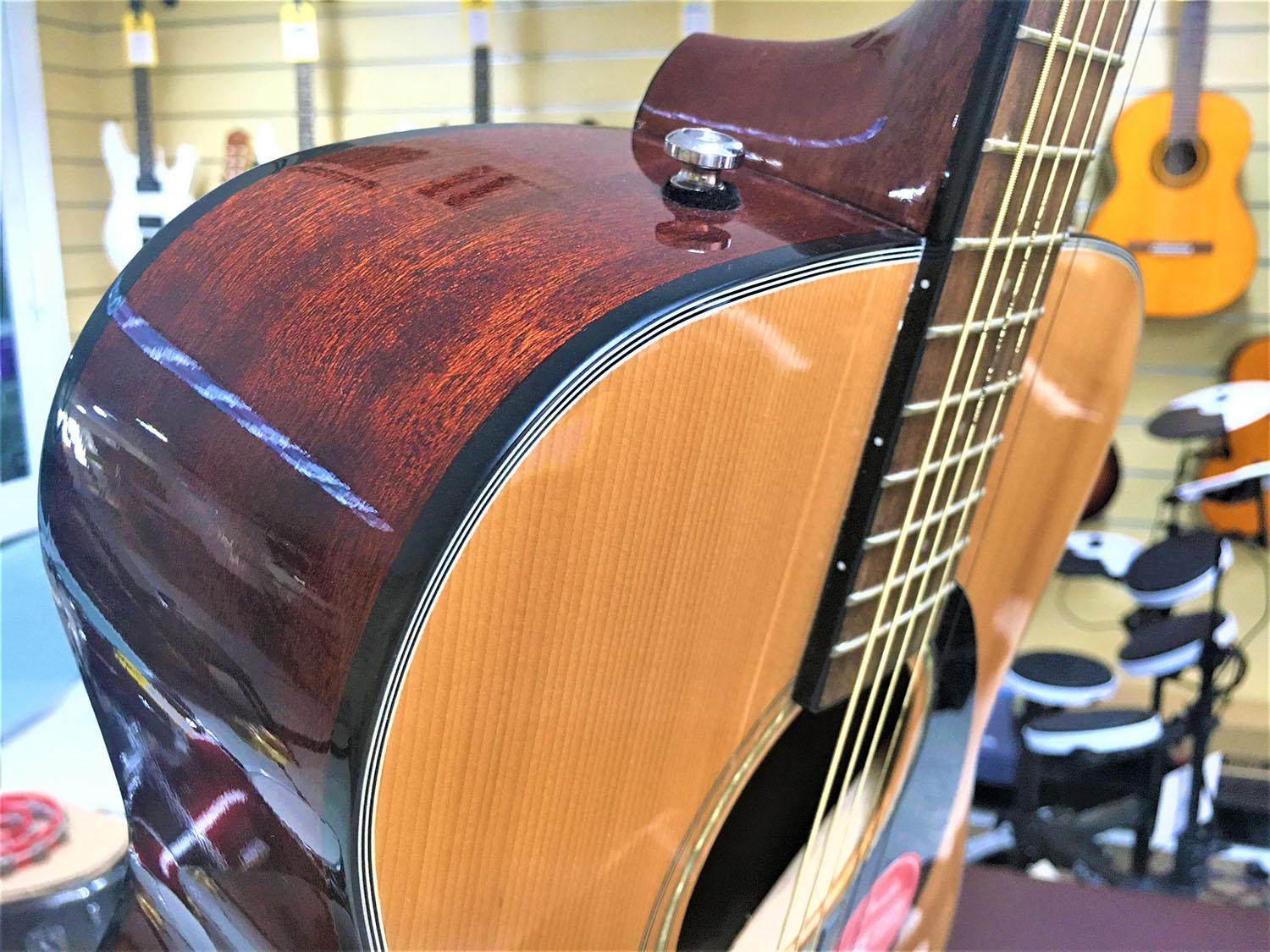 Mặt phím đàn được làm từ gỗ hồng mộc cao cấp