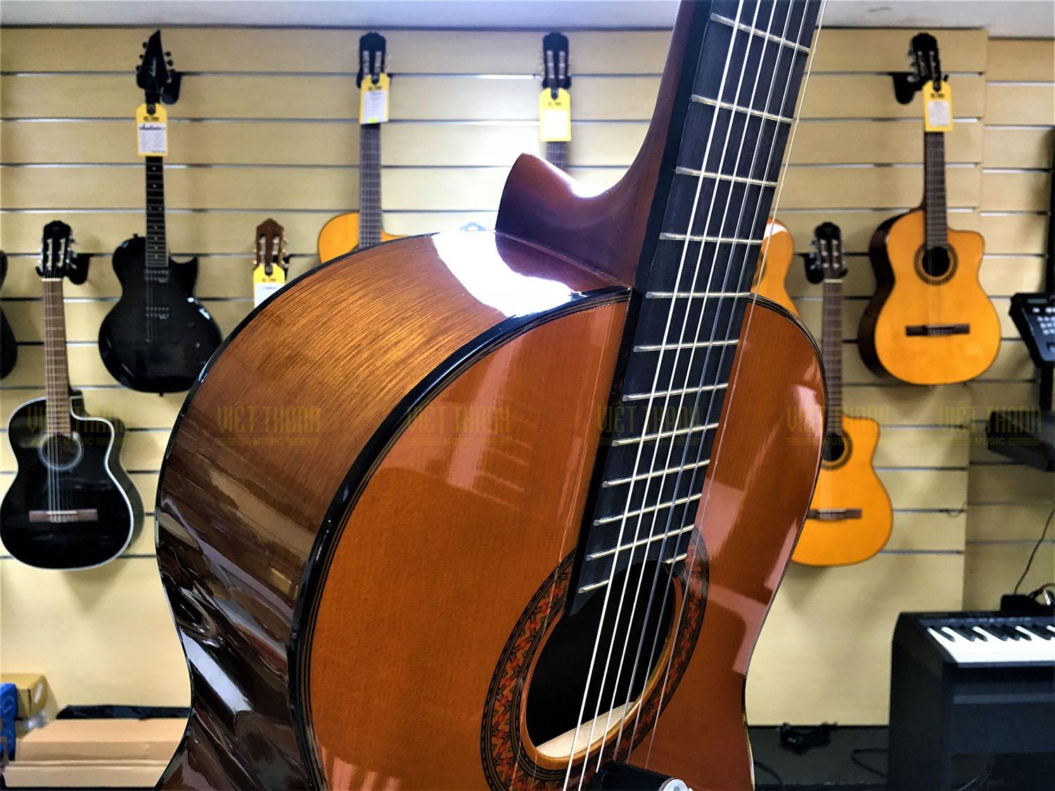 Bề mặt Yamaha C70 được là từ gỗ vân sam nguyên tấm