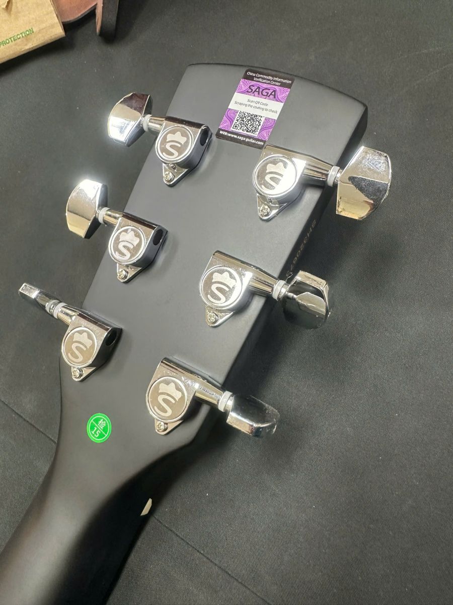 Đàn guitar Acoustic Saga SF700C-BK