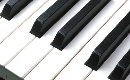 Bề mặt bàn phím Kawai K-800 sử dụng chất liệu neotex