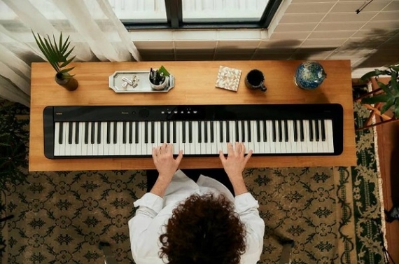 Nên Mua Đàn Piano Cơ Hay Điện Cho Người Mới Học?