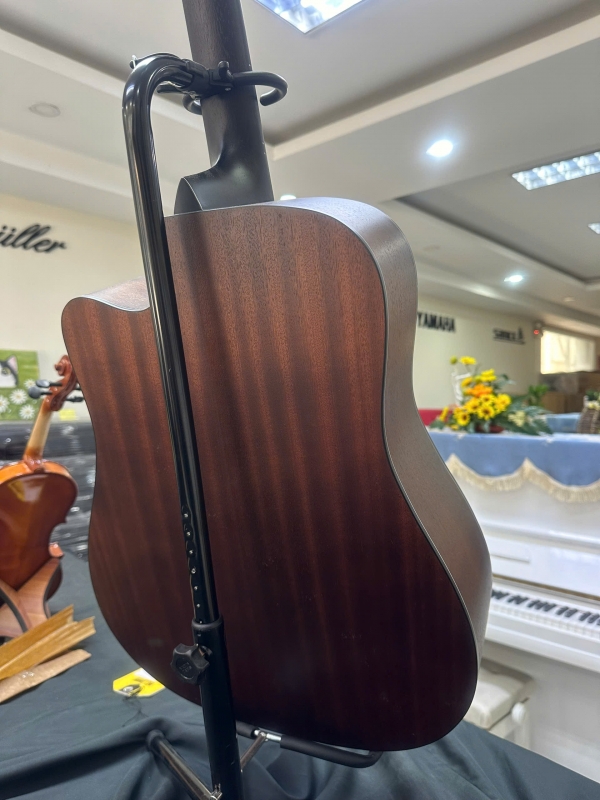 Đàn guitar Saga SF600C