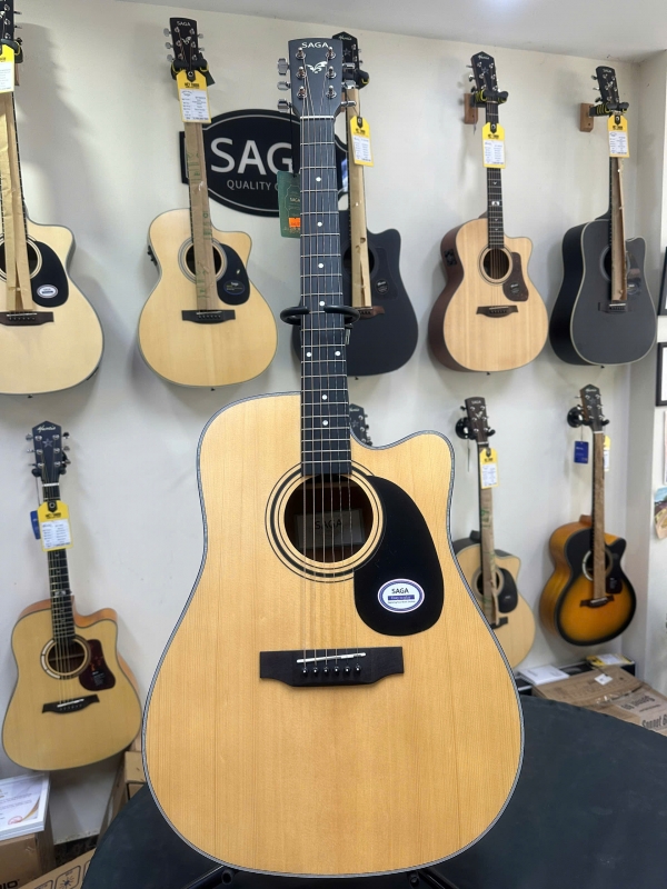 Đàn guitar Saga SF600C