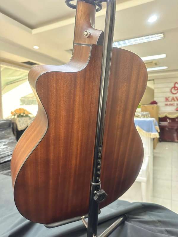 Đàn guitar Saga SF600GCE