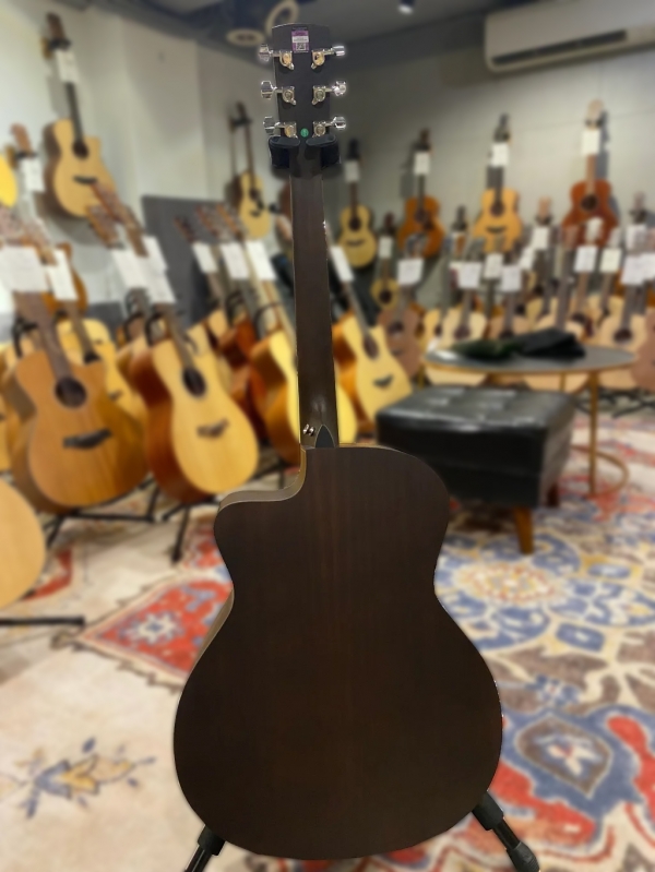 Đàn guitar Saga SF600GC