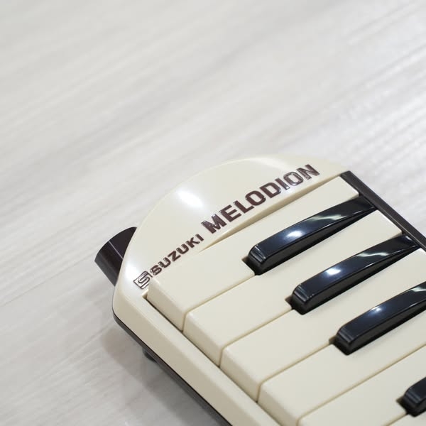 Kèn phím Melodion Suzuki MFR-32