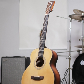  Đàn guitar Saga GS700